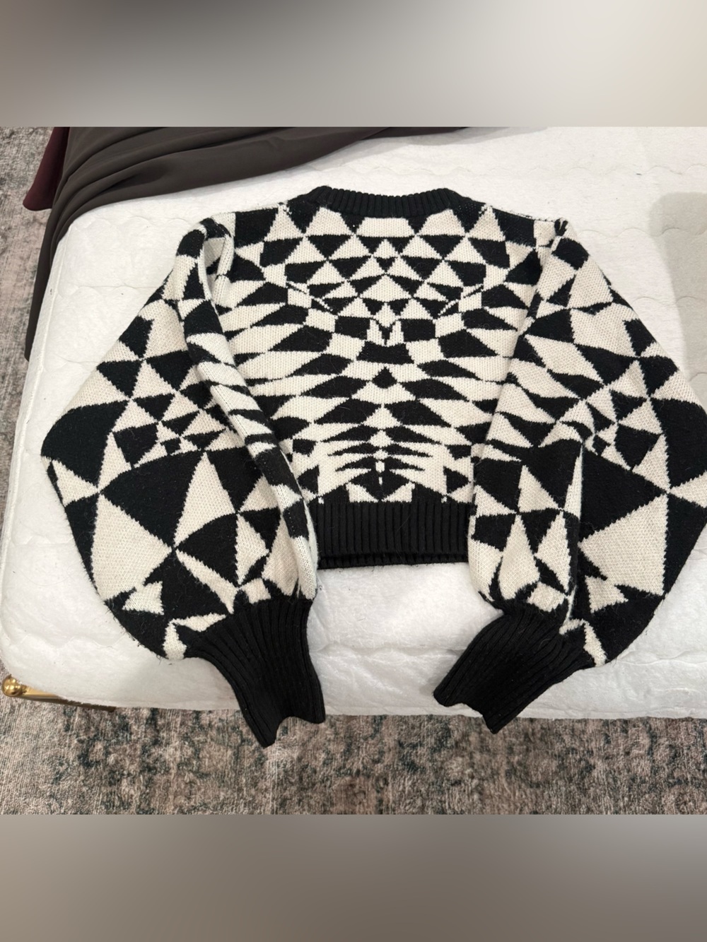 FARM Rio Black & White Geometric Crop Crewneck - Picture 3 of 4